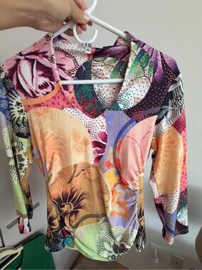 🗽IQ Paris V Neck Top